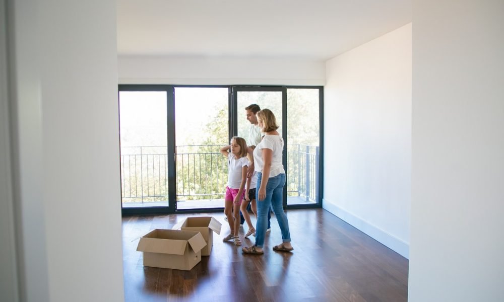 familia-caucasica-viendo-nuevo-apartamento-o-casa-1200px